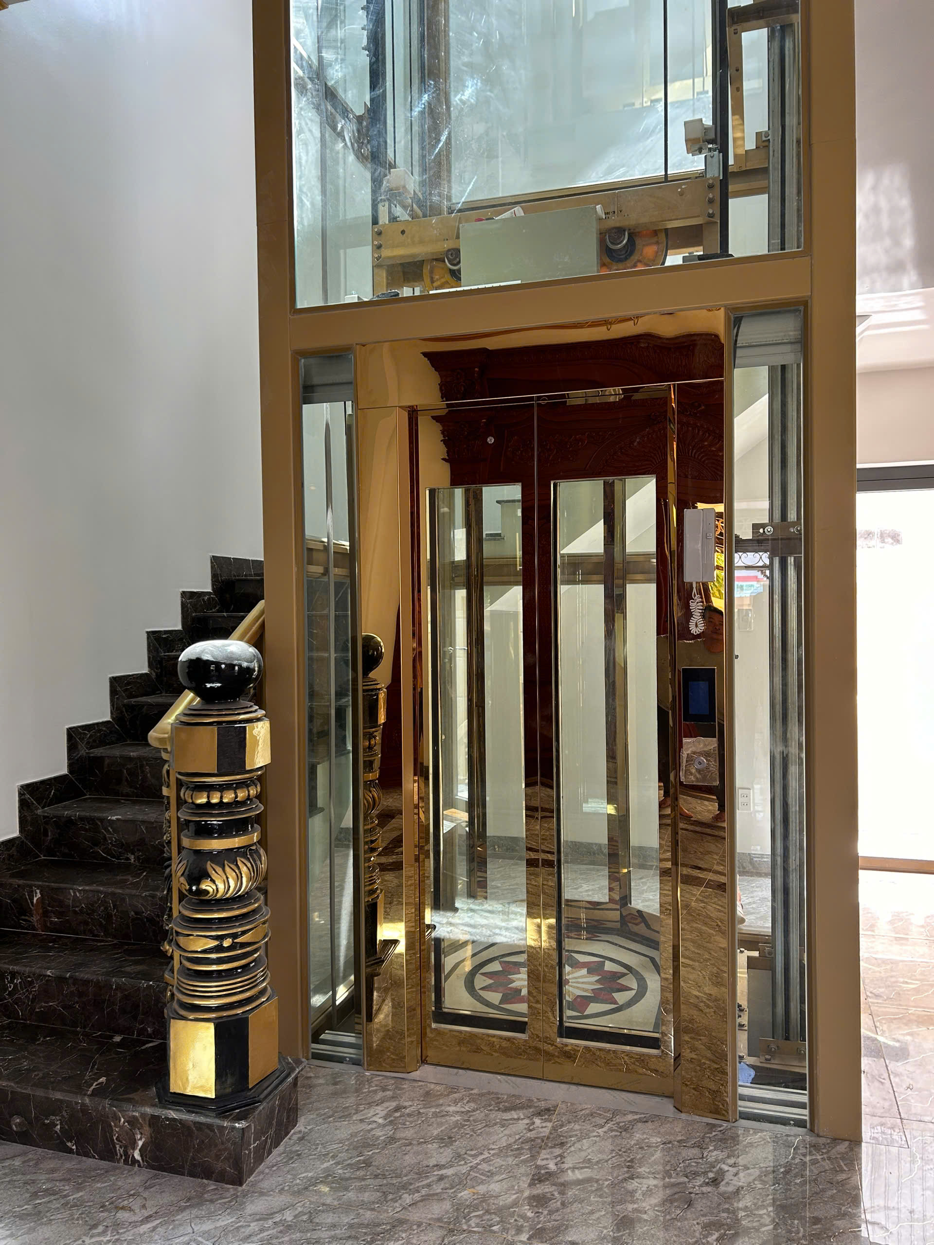 Tổng thể sảnh và cabin thang máy luxury tại biệt thự Cần Thơ
